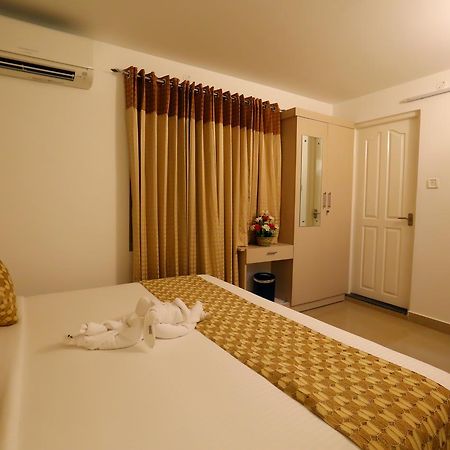 Hotel Swarna Residency Kochi Bagian luar foto