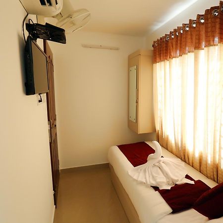 Hotel Swarna Residency Kochi Bagian luar foto
