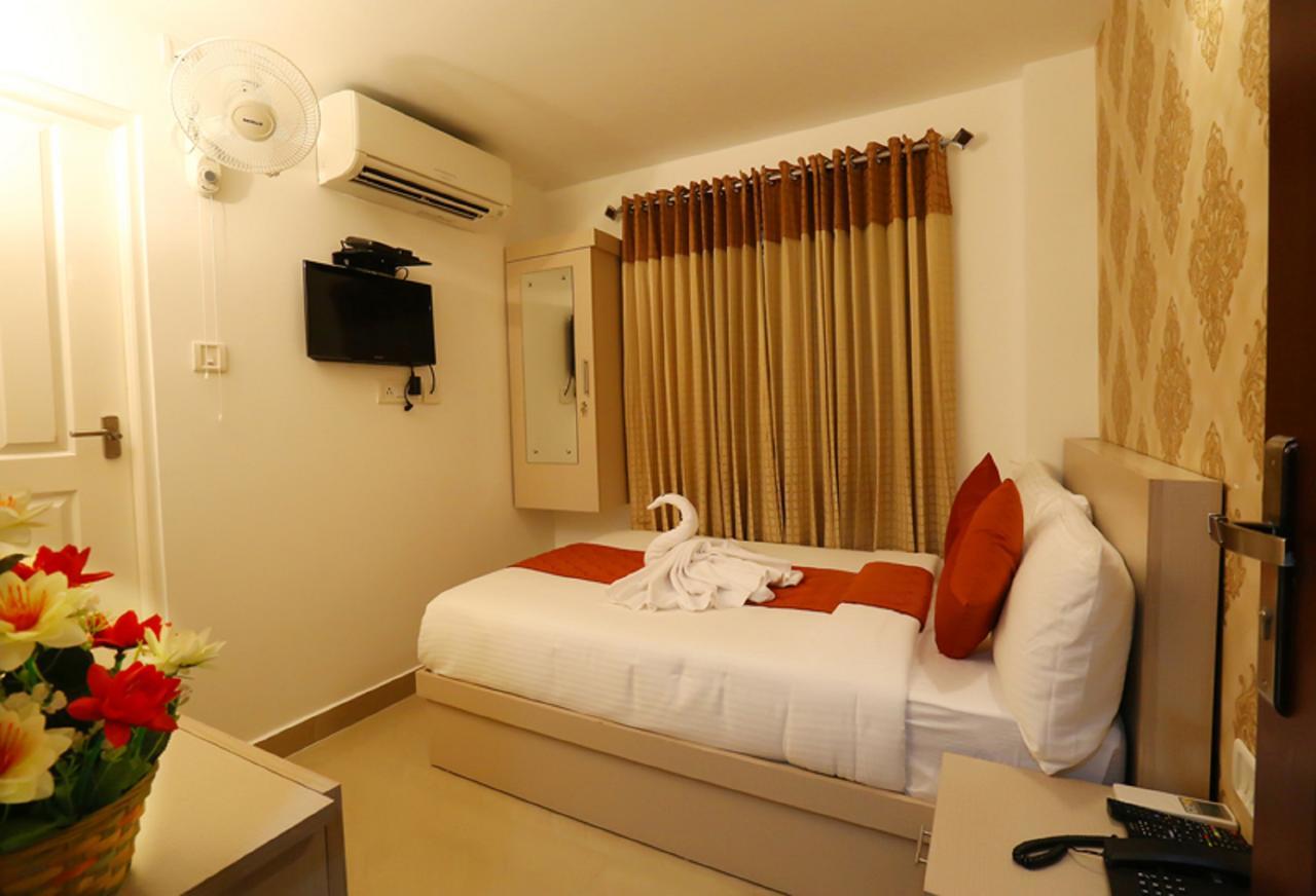 Hotel Swarna Residency Kochi Bagian luar foto