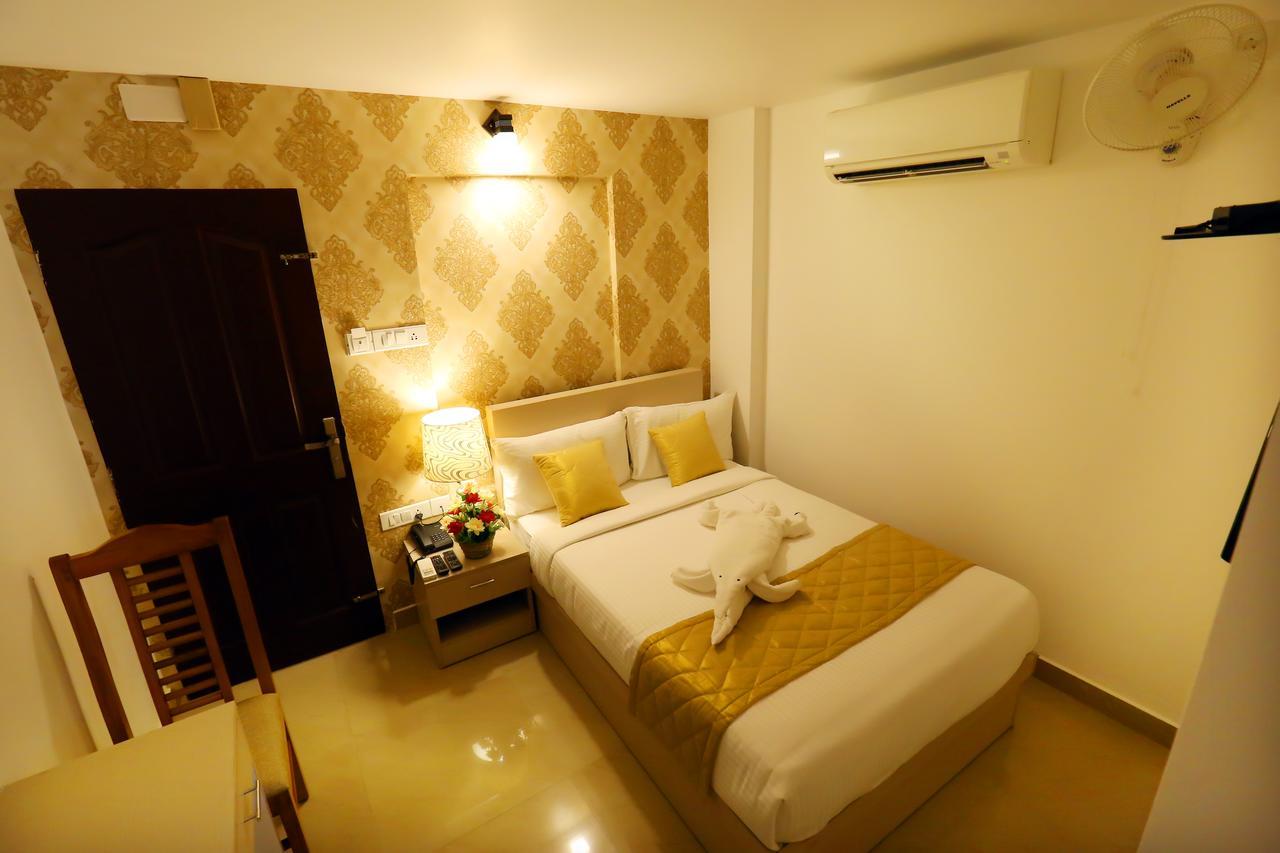 Hotel Swarna Residency Kochi Bagian luar foto