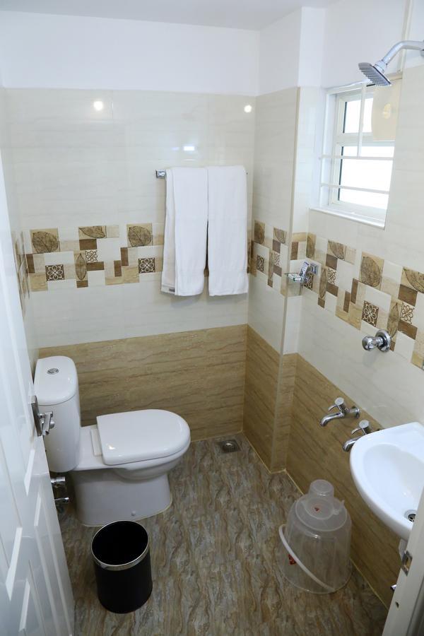 Hotel Swarna Residency Kochi Bagian luar foto