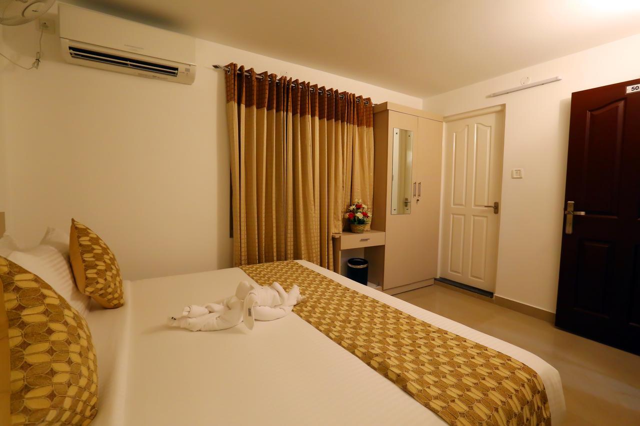 Hotel Swarna Residency Kochi Bagian luar foto