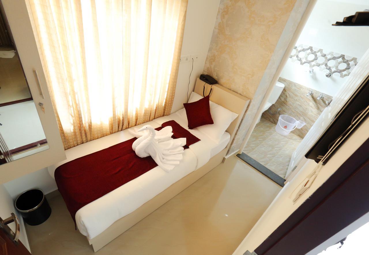 Hotel Swarna Residency Kochi Bagian luar foto