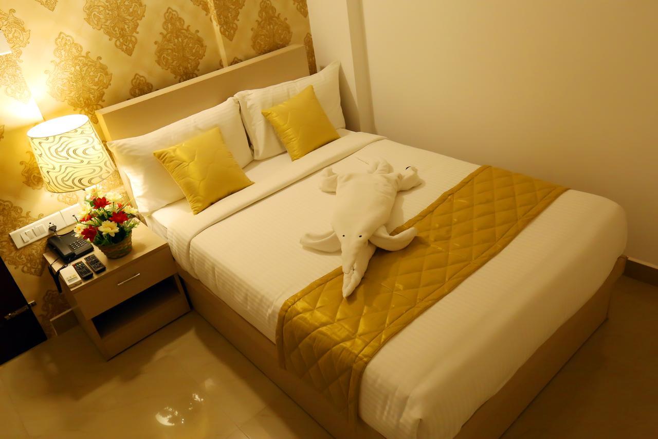 Hotel Swarna Residency Kochi Bagian luar foto