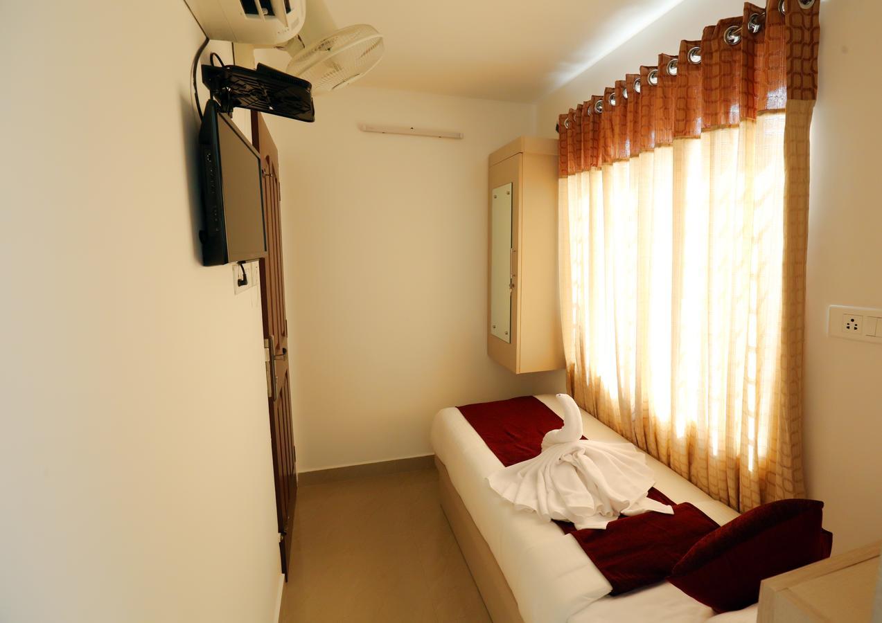 Hotel Swarna Residency Kochi Bagian luar foto