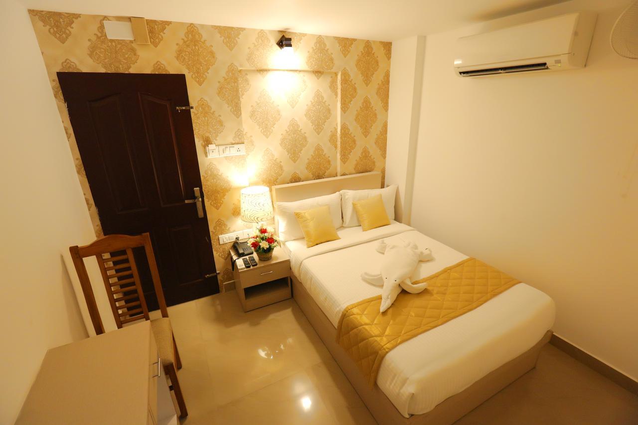 Hotel Swarna Residency Kochi Bagian luar foto