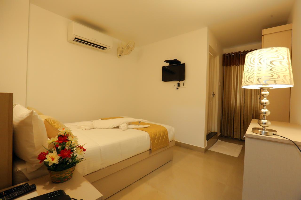 Hotel Swarna Residency Kochi Bagian luar foto