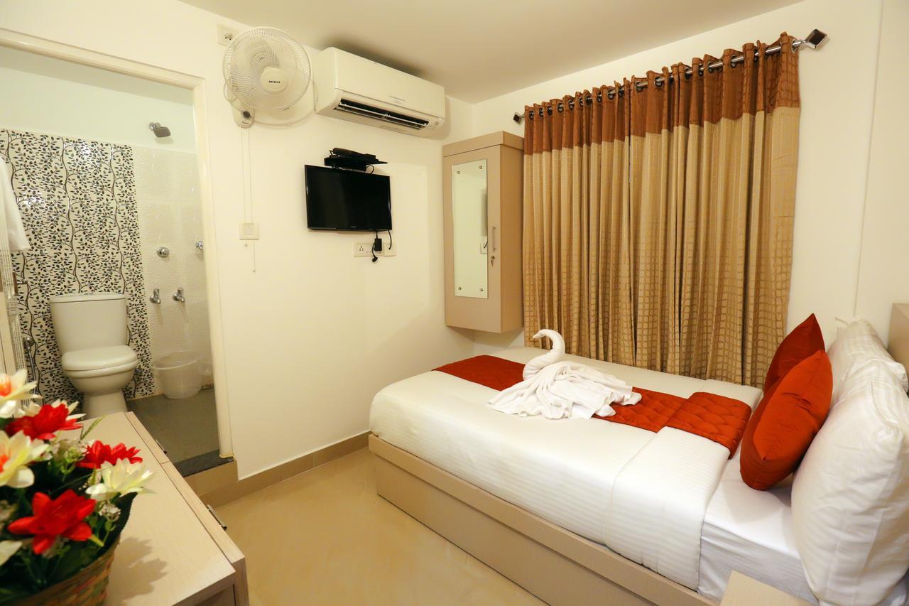 Hotel Swarna Residency Kochi Bagian luar foto