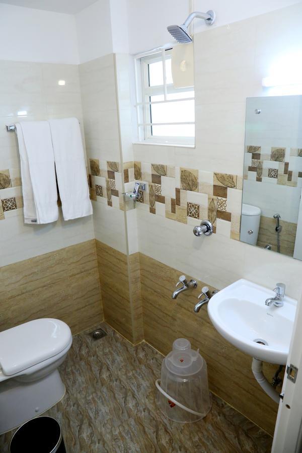 Hotel Swarna Residency Kochi Bagian luar foto